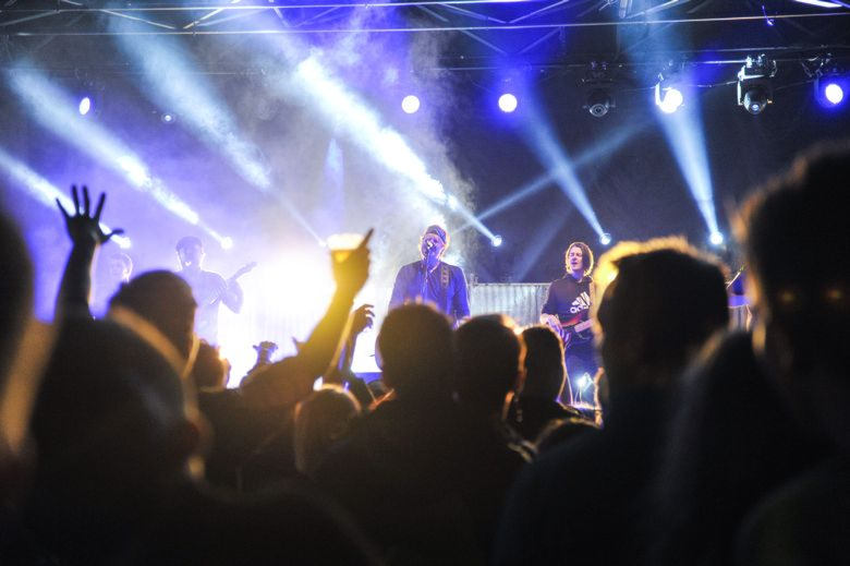 GOD STEMNING: Det var mye allsang og god stemning under Rotlaus-konserten på Bangsund stadion lørdag.