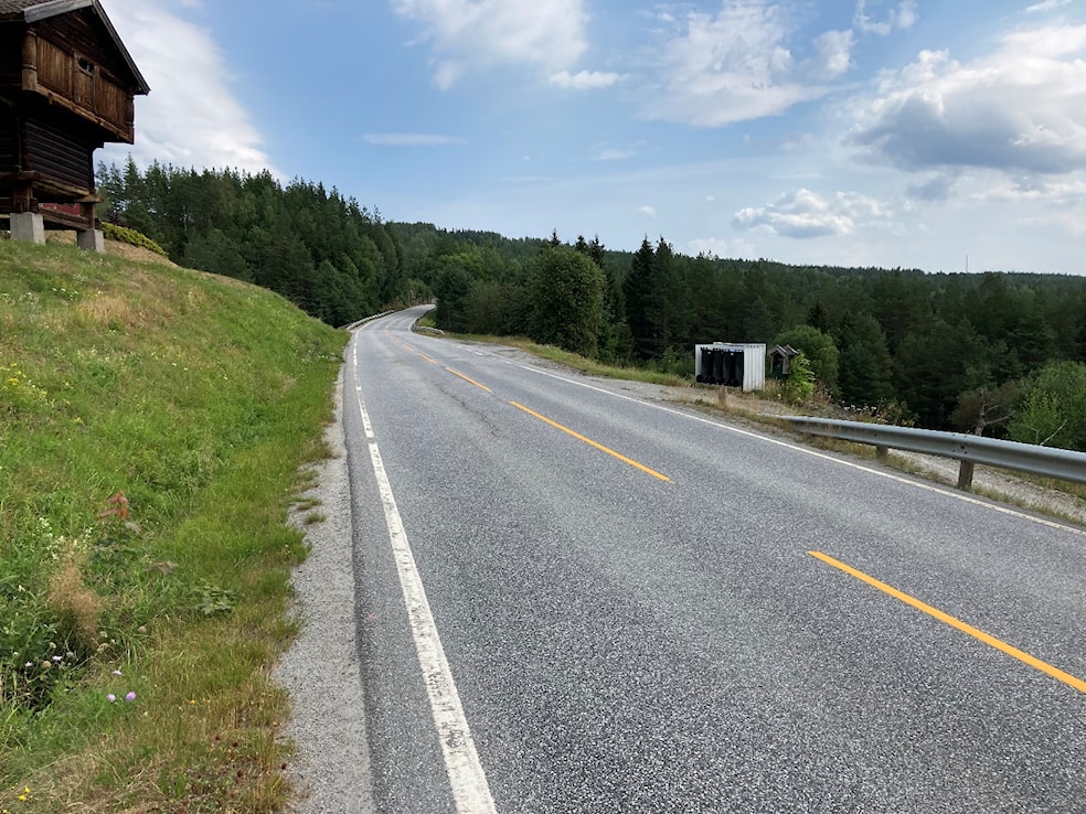 Et bilde som inneholder utendørs, himmel, gress, bilveiAutomatisk generert beskrivelse