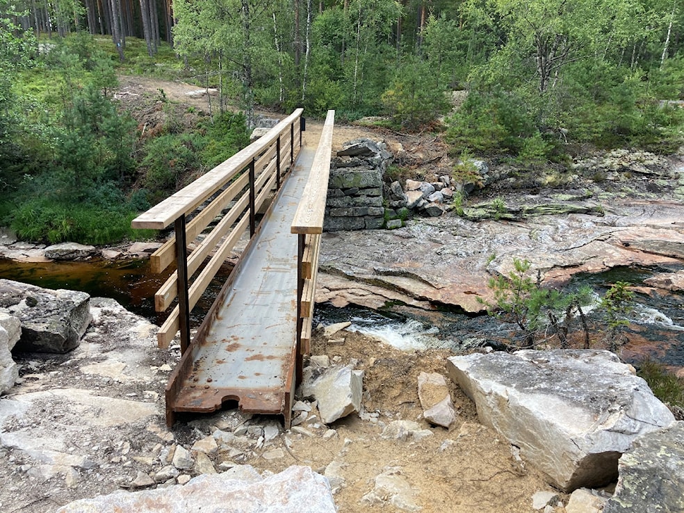 Et bilde som inneholder bakke, utendørs, tre, steinAutomatisk generert beskrivelse