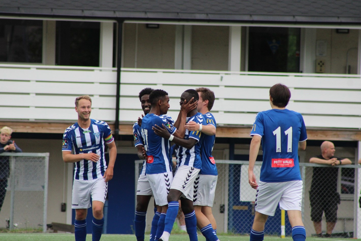Et bilde som inneholder gress, fotball, person, felt

Automatisk generert beskrivelse